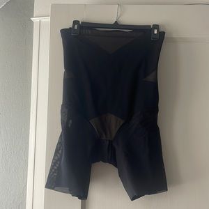 Honeylove Superpower short compression body wear. Size L